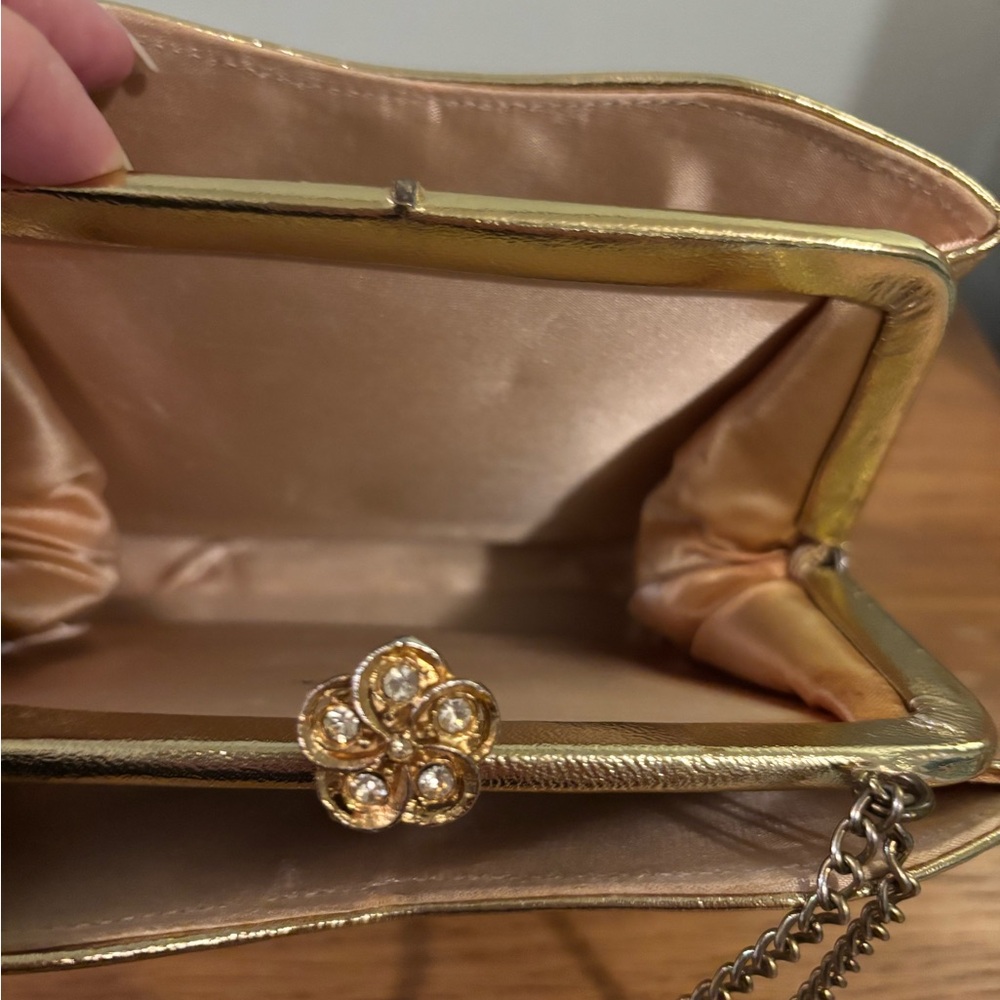 Harry Levine vintage metallic gold clam shell evening bag with a chain strap - Picture 7 of 11